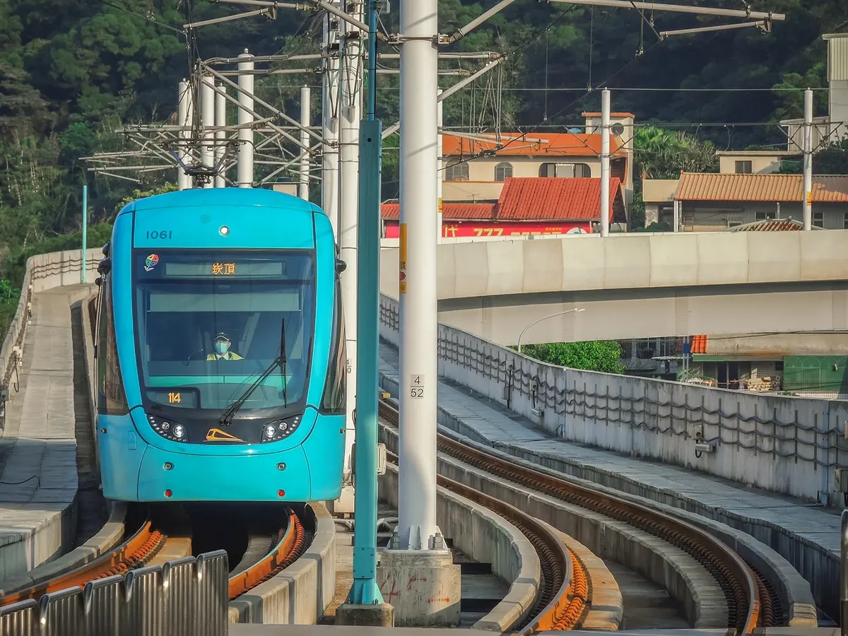 3KM山櫻大道下車就到！淡海輕軌「櫻花列車」啟動，228限量「500張櫻花一日票」必搶