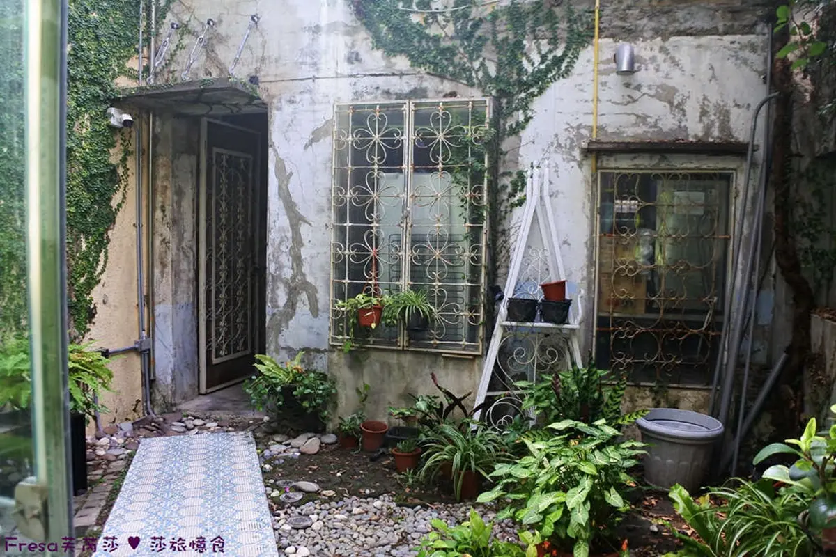 台南百年神農街住一晚！奇幻老宅藏「紫藤花海」，復古窗花、旋轉梯夢回美好時代