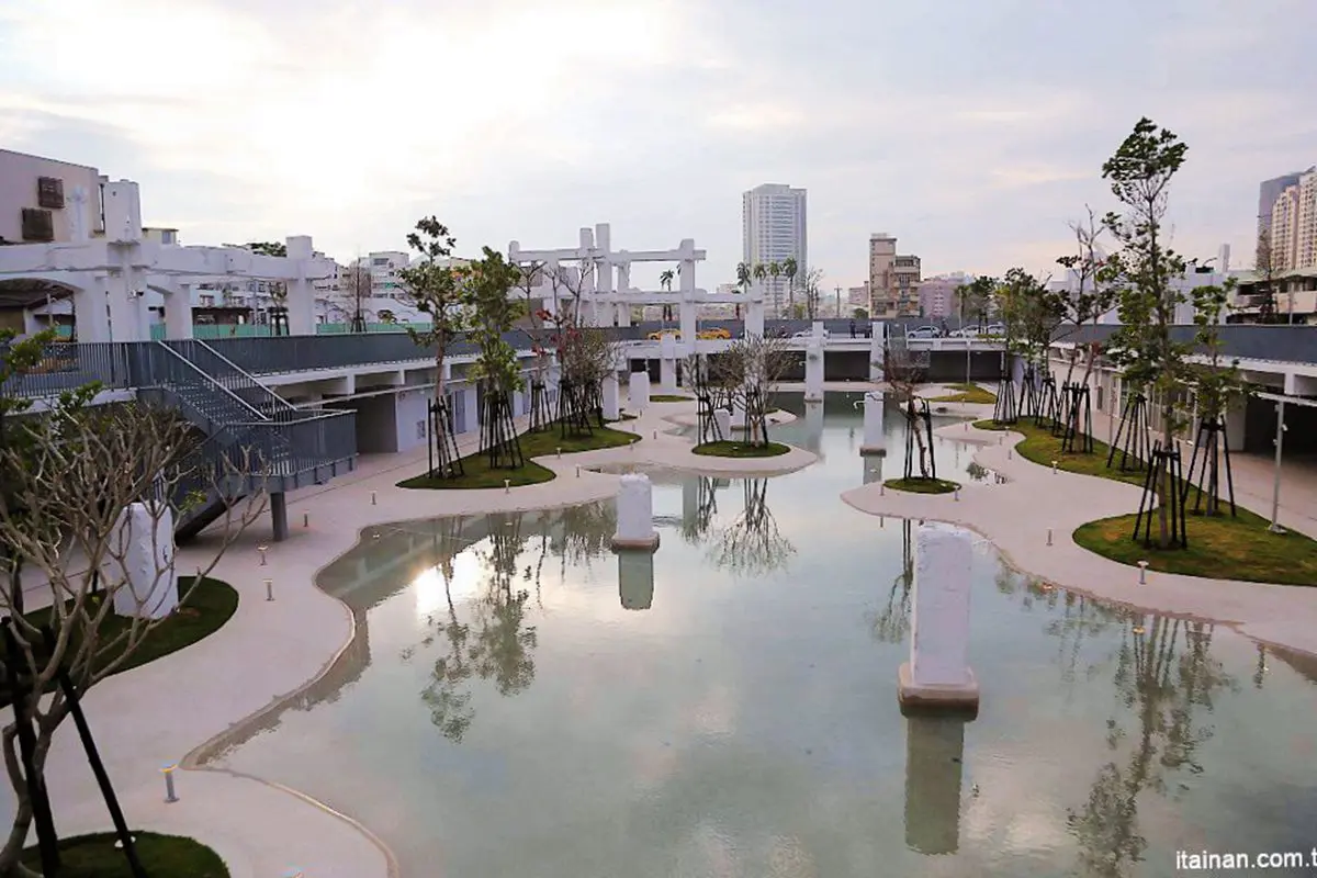 台南網美新景點!夢幻白色潟湖「河樂廣場」,親水打卡熱門地標日夜景曝光 台南網美新景點!夢幻白色潟湖「河樂廣場」,親水打卡熱門地標日夜景曝光