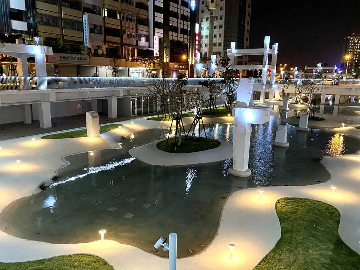 台南網美新景點!夢幻白色潟湖「河樂廣場」,親水打卡熱門地標日夜景曝光 台南網美新景點!夢幻白色潟湖「河樂廣場」,親水打卡熱門地標日夜景曝光