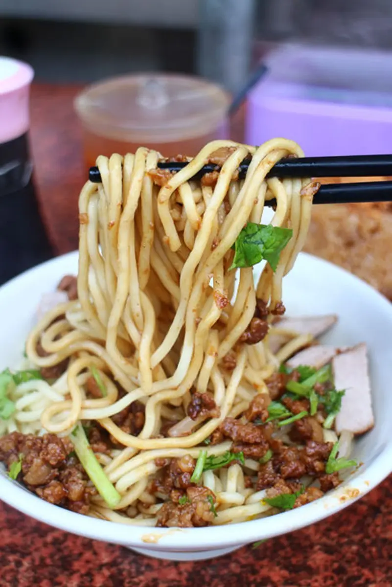 台南東區麵店在地人激推這6家:孔洞雞蛋麵、肋排皮帶麵、泰式烏龍麵 台南東區麵店在地人激推這6家:孔洞雞蛋麵、肋排皮帶麵、泰式烏龍麵