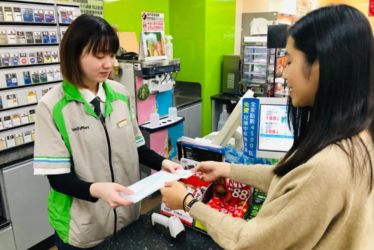 領口罩小確幸!「口罩實名制2.0」上路,4大超商加送「咖啡買一送一」 領口罩小確幸!「口罩實名制2.0」上路,4大超商加送「咖啡買一送一」