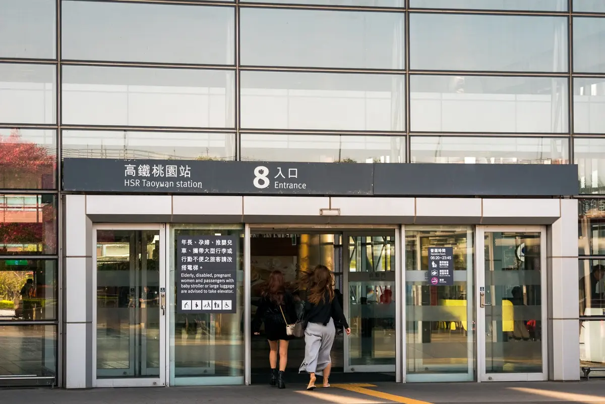 搭高鐵注意!這天起全面量體溫「37.5℃↑」不可上車,高溫退票「不收手續費」 搭高鐵注意!這天起全面量體溫「37.5℃↑」不可上車,高溫退票「不收手續費」