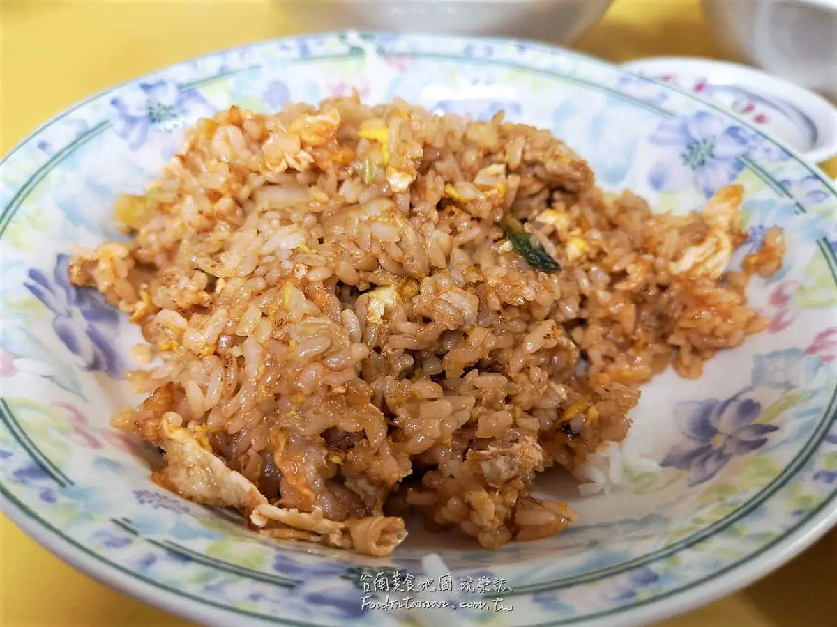 ４顆星起跳！台南東區４家高評價小吃：超厚切花枝羹、40年碗粿、脆皮糯米腸