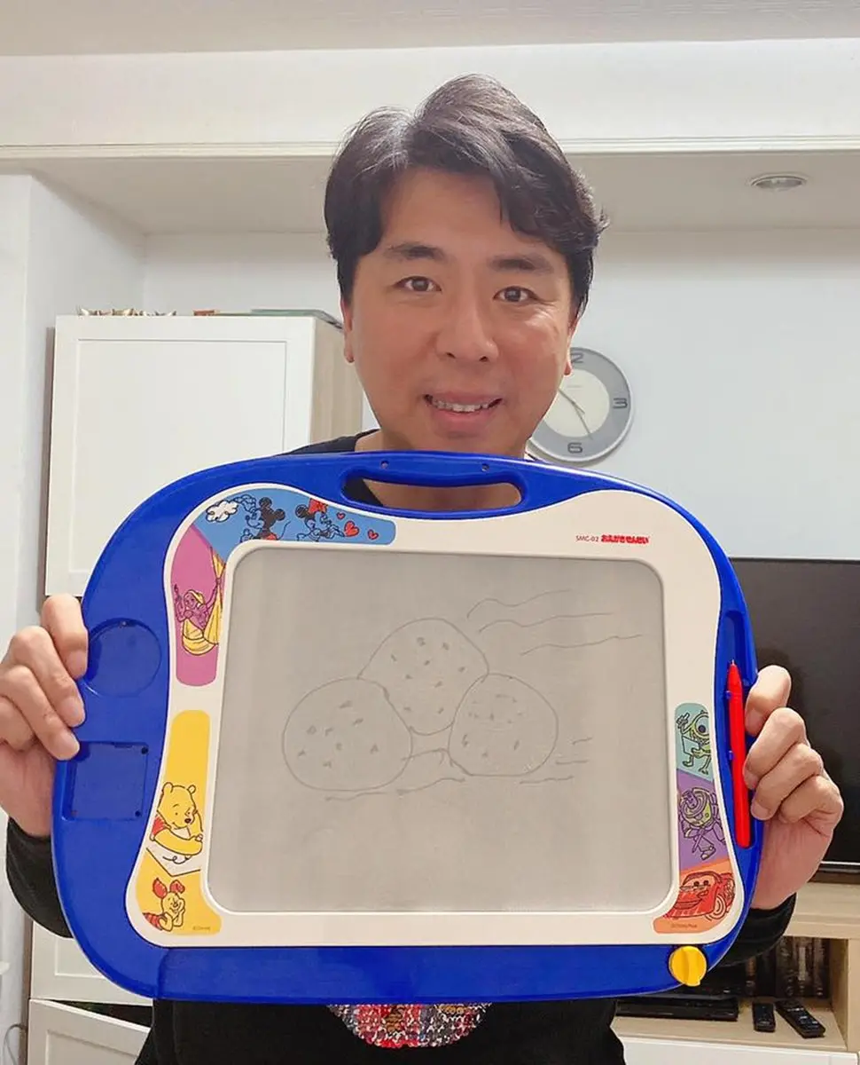 《食尚玩家》主持群網路作畫猜謎!夢多蘋果像長毛屁股,麥克斯被讚很會 《食尚玩家》主持群網路作畫猜謎!夢多蘋果像長毛屁股,麥克斯被讚很會