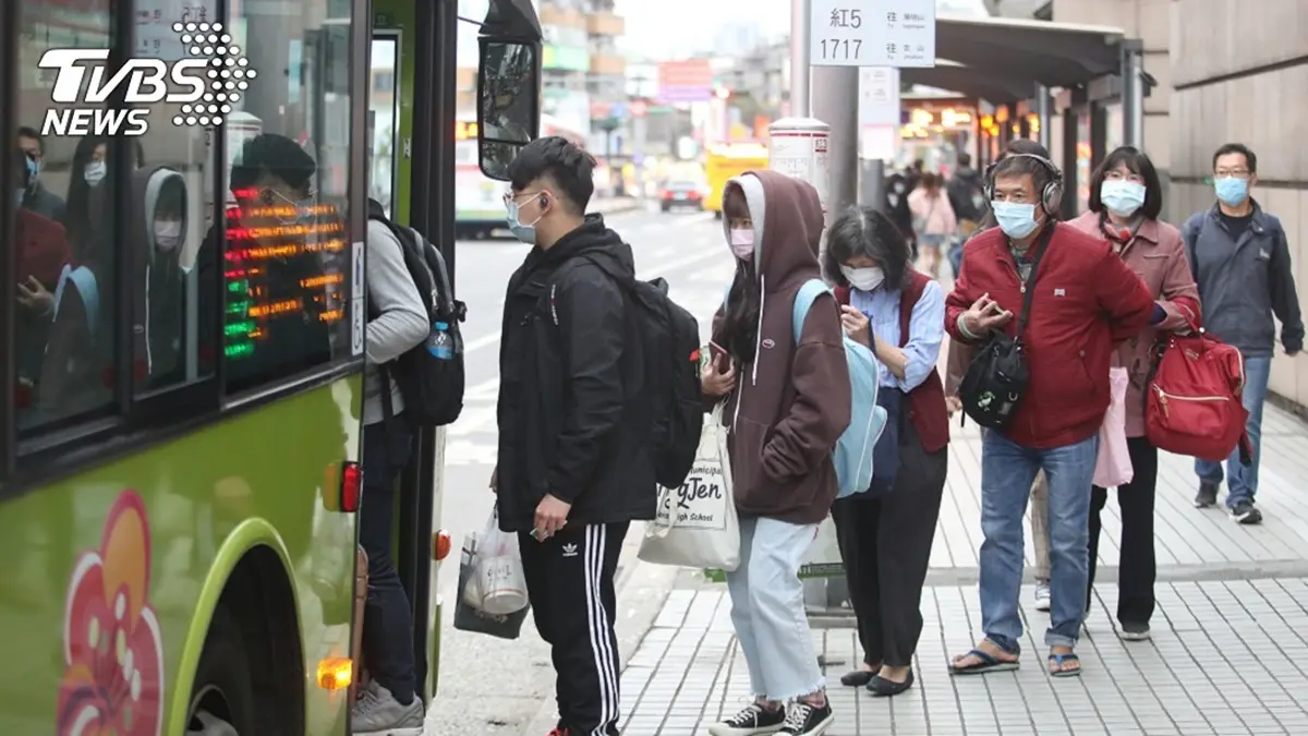 小黃、飛機、船全入列！即起搭大眾運輸「不戴口罩」就罰1.5萬，直到指揮中心解散