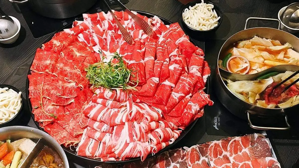 31家火鍋店免費送肉！晚上10點後還加量50%，5種選擇平假日都能用 