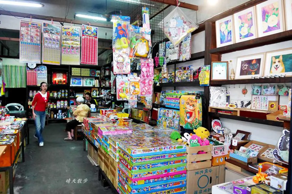 【全台17家懷念老柑仔店】70年老店尋寶去!麵粉、冰糖秤斤賣,換衣紙娃娃升級貼紙版,北部中部這8家好有趣 20200429110406-37f34287.jpg (1200×800)