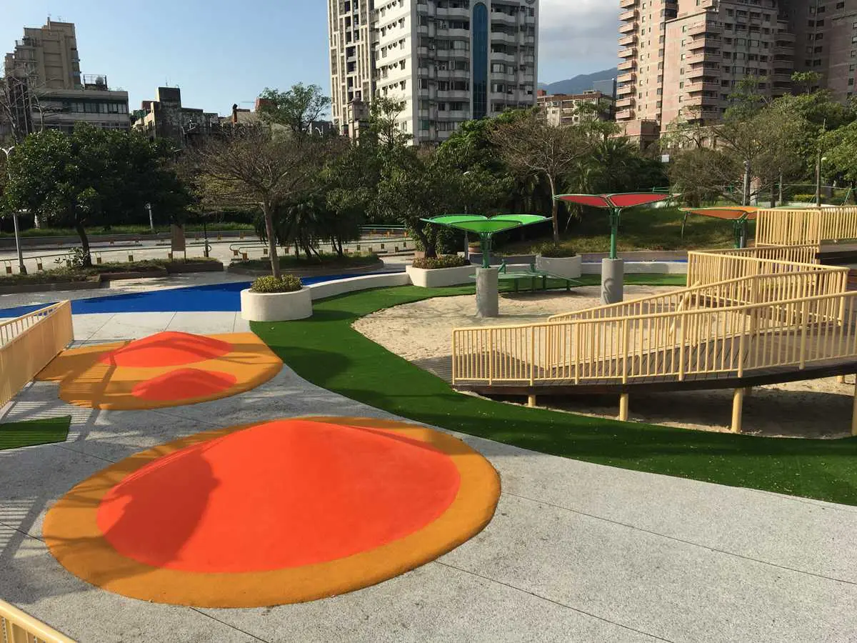 台北3大免費新景點:9公尺高棒球溜滑梯、生態公園眺望101、會發光的「台灣百岳」 台北3大免費新景點:9公尺高棒球溜滑梯、生態公園眺望101、會發光的「台灣百岳」