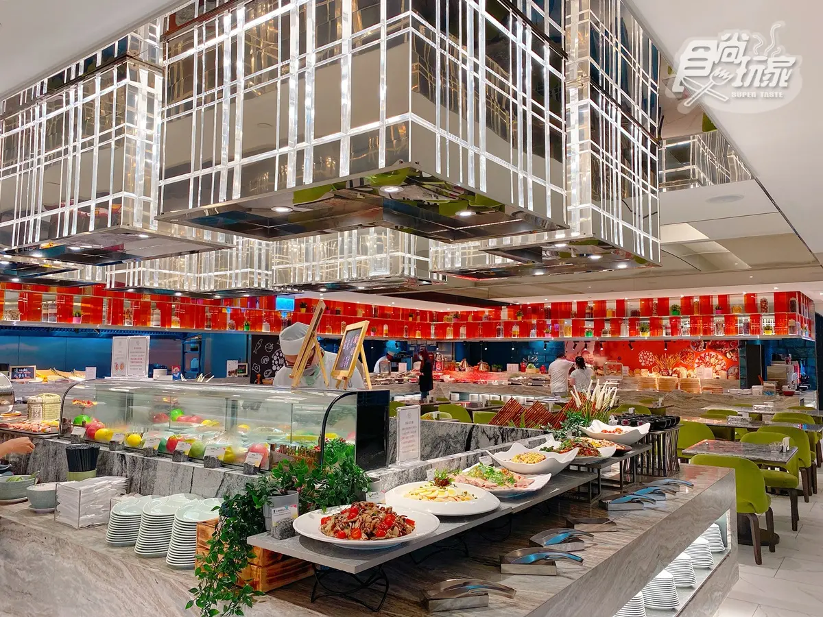 全台最高「無邊際泳池」天燈飯店!超狂「龍蝦吃到飽」入住爽嗑、躺床就能打卡 全台最高「無邊際泳池」天燈飯店!超狂「龍蝦吃到飽」入住爽嗑、躺床就能打卡