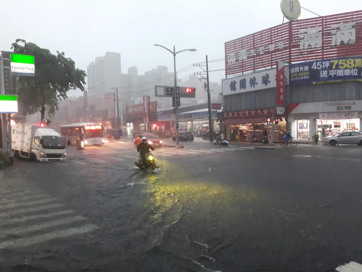 雨勢升級！13縣市注意豪大雨，今晚下班記得帶傘