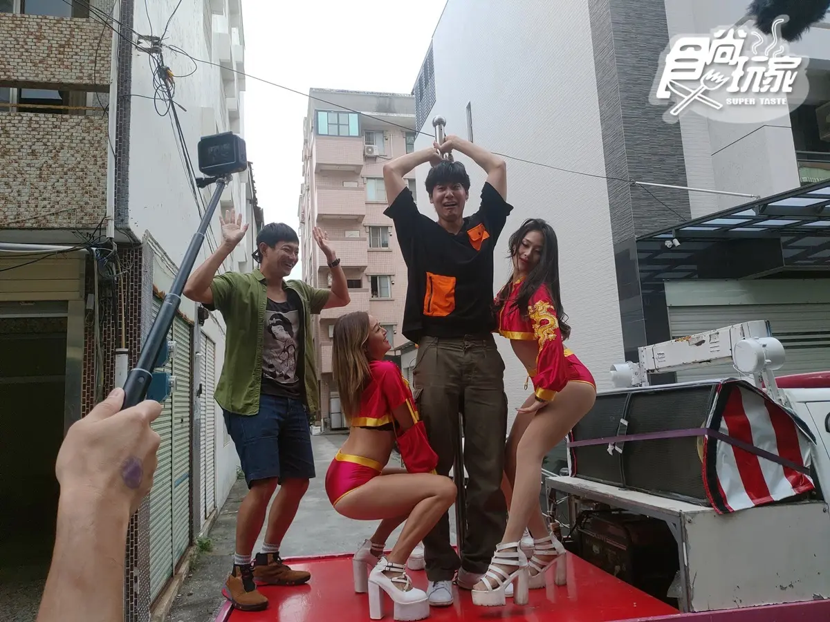 《熱血48小時》威風兄弟與鋼管辣妹大搞「車震」!鄉民老婆吳卓源獻唱片尾曲大獲好評 《熱血48小時》威風兄弟與鋼管辣妹大搞「車震」!鄉民老婆吳卓源獻唱片尾曲大獲好評