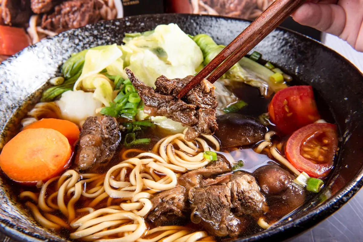 4款TOP級牛肉麵在家也能開吃!天王來台指名「麻神」、「六福皇宮」主廚監製都吃得到 4款TOP級牛肉麵在家也能開吃!天王來台指名「麻神」、「六福皇宮」主廚監製都吃得到
