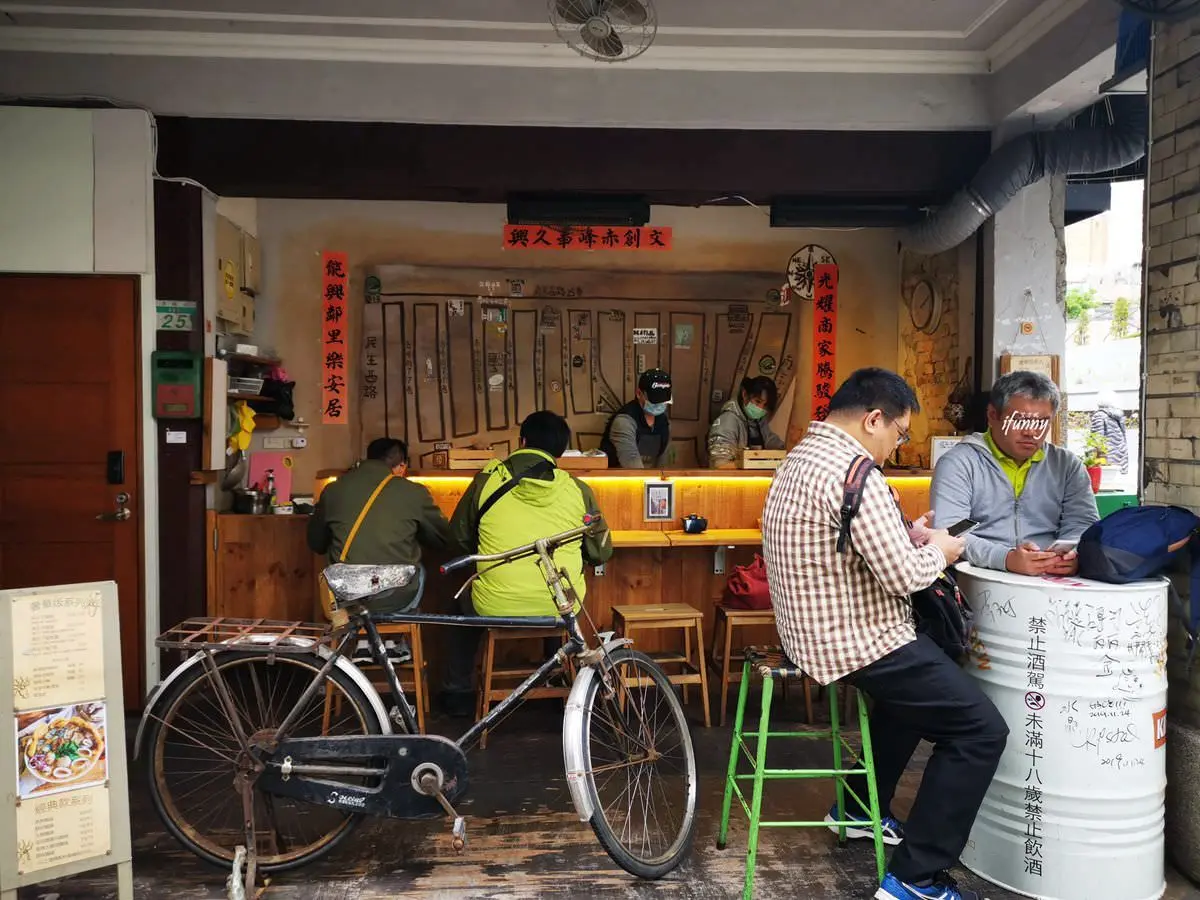 整碗滿滿都是料！北中南10家超澎派麵線：肥美雞佛、爆量中卷、波士頓龍蝦