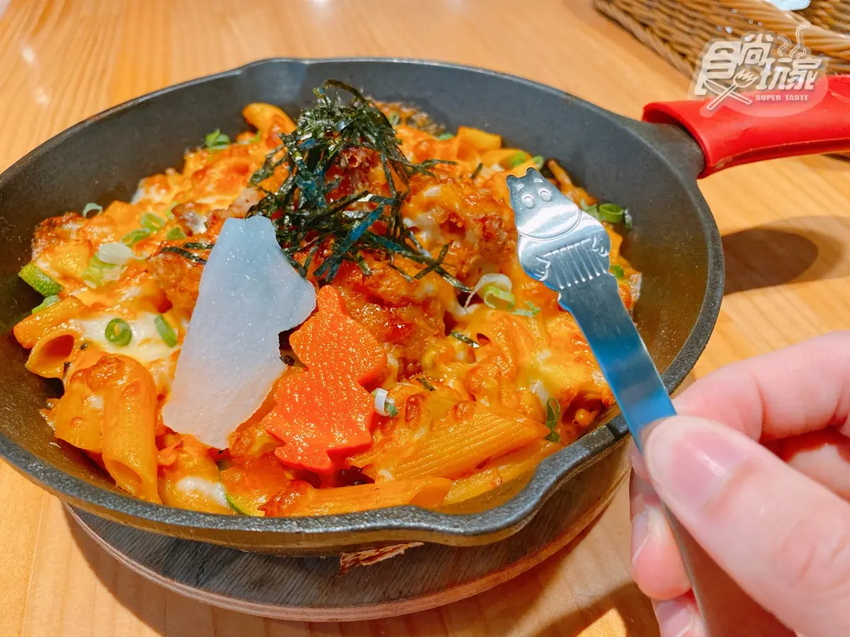 【新開店】全台唯一「可陪坐」嚕嚕米餐廳、小丸子專賣店，網美鞦韆、超大書包可狂拍