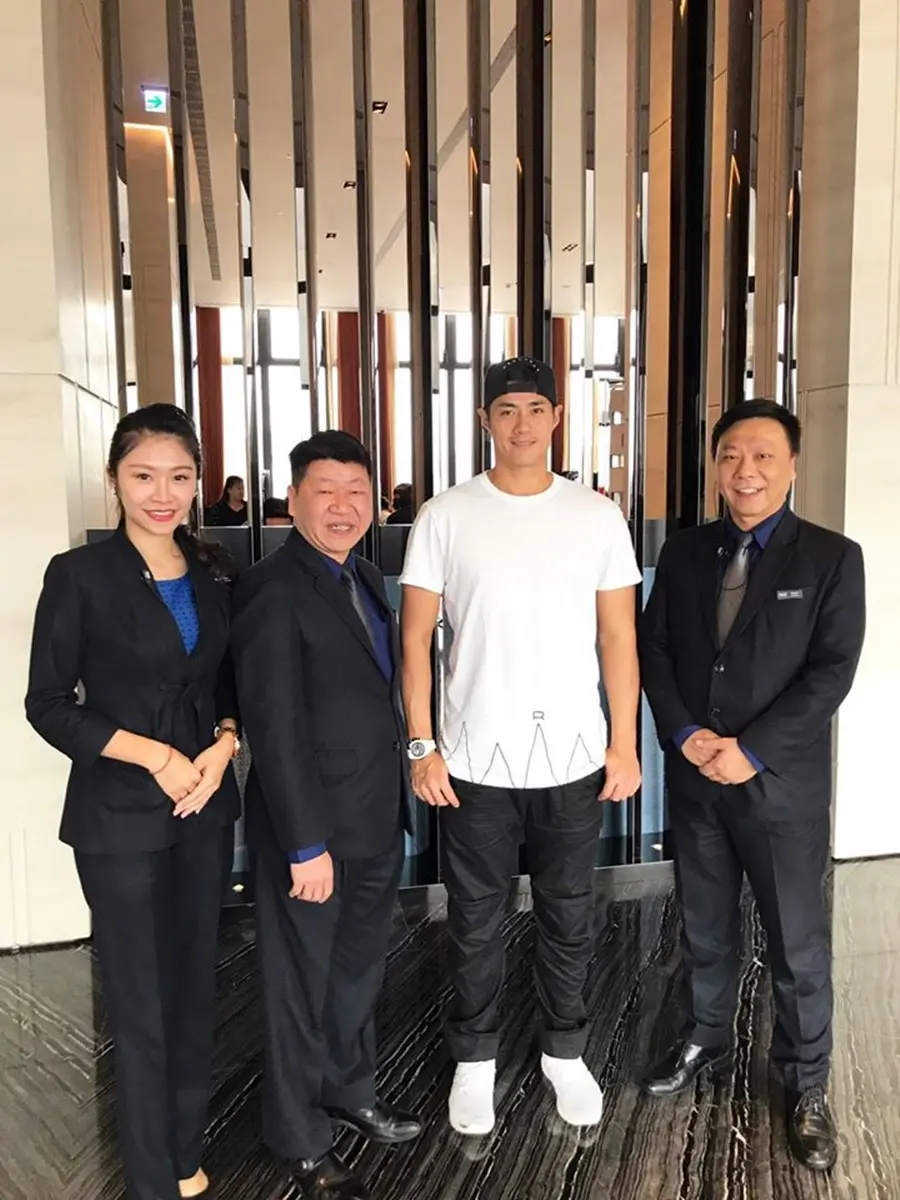 張惠妹、蕭敬騰指定飯店！小資爽住「明星級體驗」、超浮誇「透明水族箱泳池」必拍