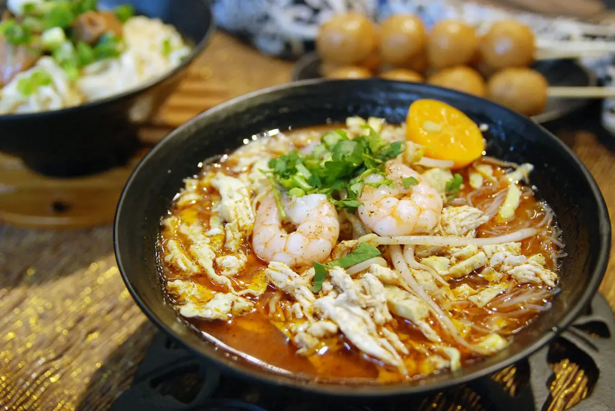 海鮮美食吃一波！整隻墨魚咖哩飯、大蝦軟絲鍋、還有鮮蝦叻沙，想吃什麼馬上抽