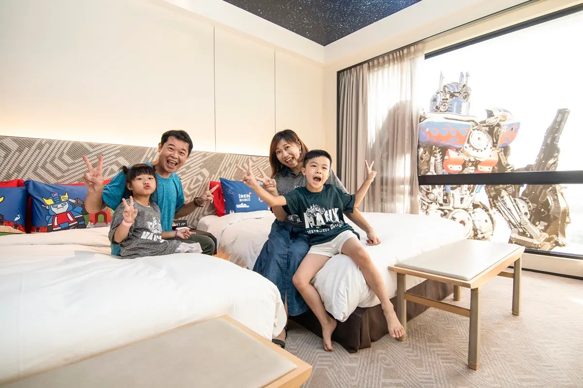 全台唯一「鋼鐵機器人」主題房！必拍3.5公尺機器人，每人不到2000元能「征服宇宙」