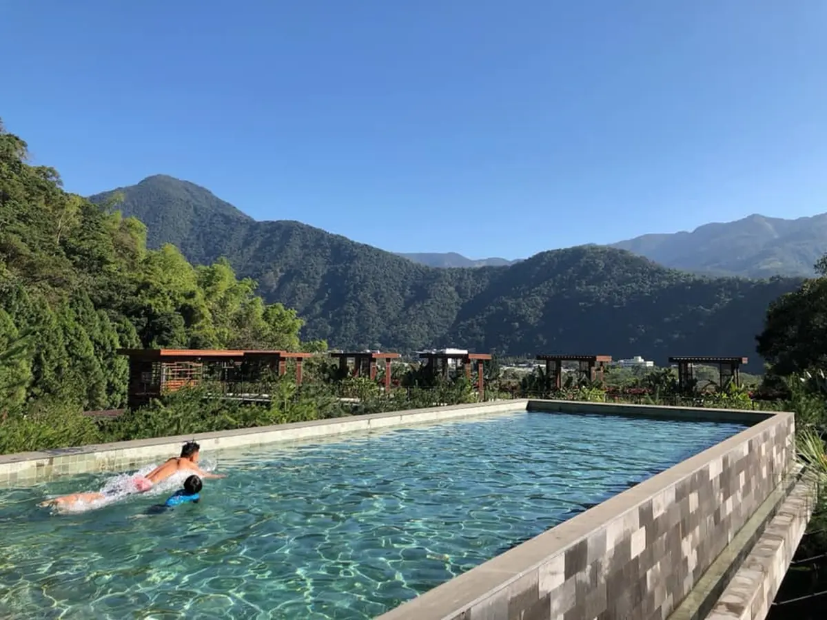 洗版IG必拍！全台15大「網美泳池」旅宿，太平洋海景打卡、透明泳池當美人魚