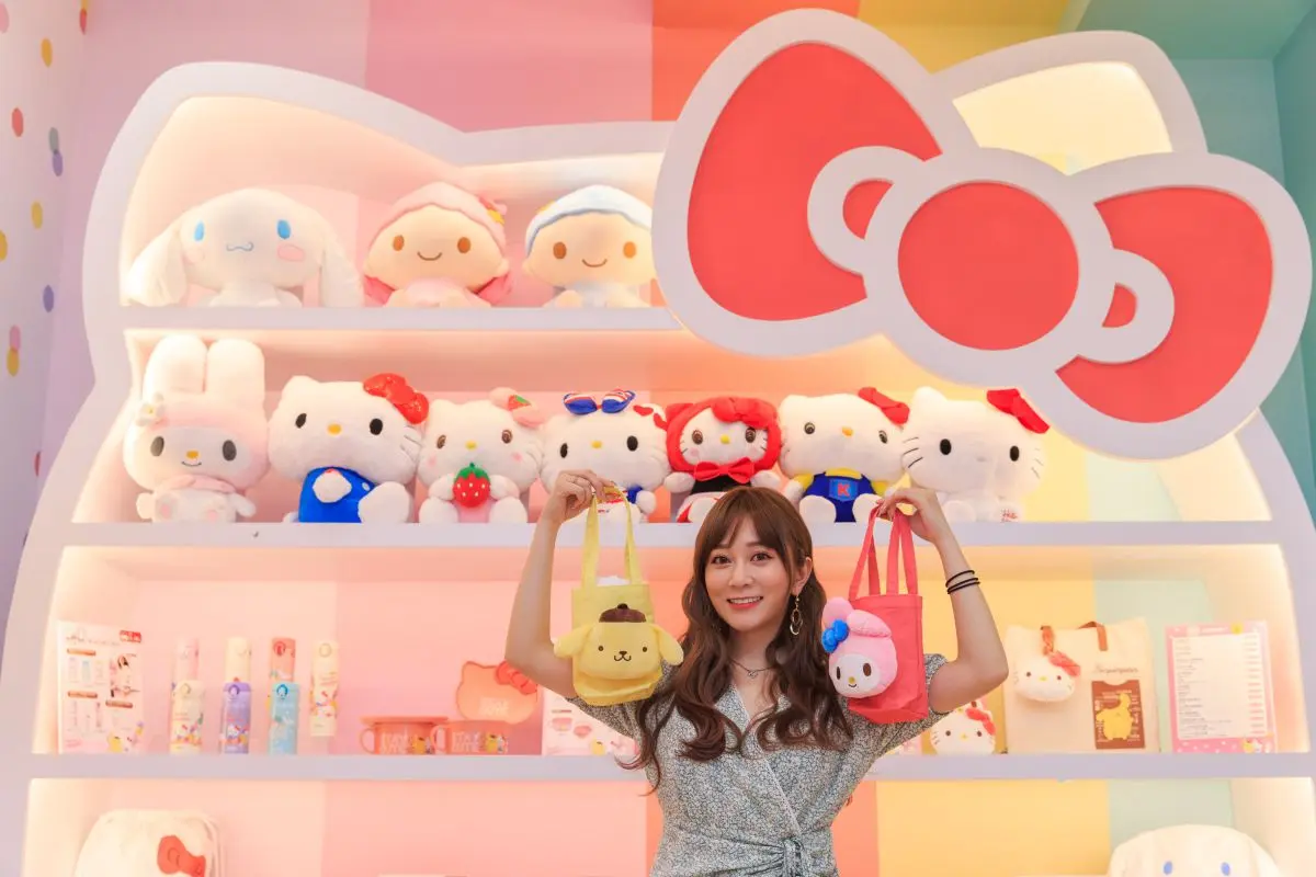 全球首間Hello Kitty超商登場！7-11聯手三麗鷗推「母子雙門市」，跟230公分Kitty合照