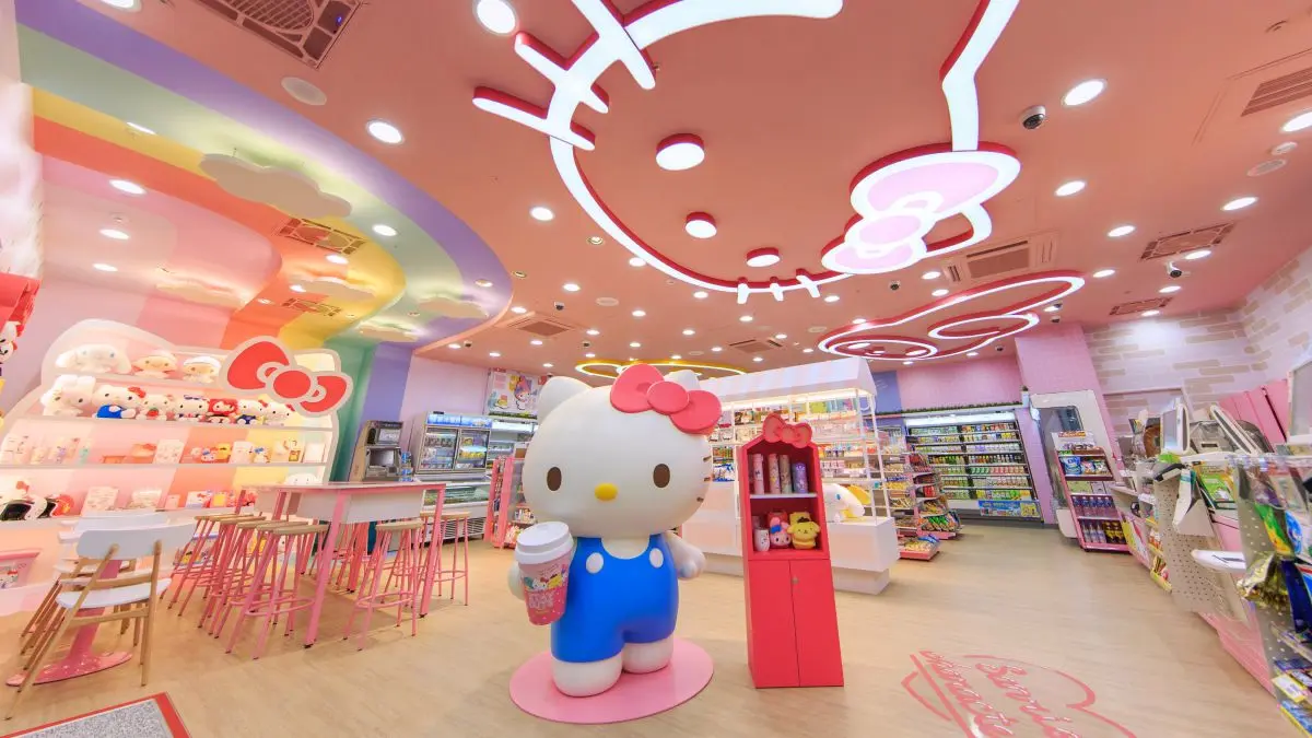 全球首間Hello Kitty超商登場！7-11聯手三麗鷗推「母子雙門市」，跟230公分Kitty合照
