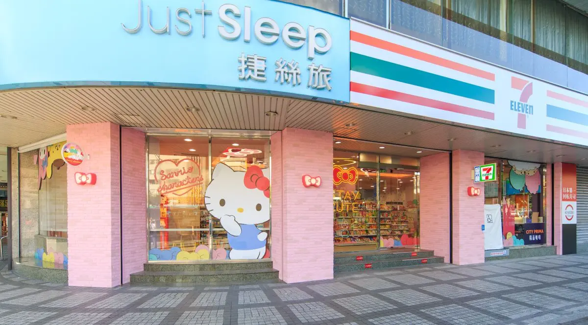 全球首間Hello Kitty超商登場！7-11聯手三麗鷗推「母子雙門市」，跟230公分Kitty合照