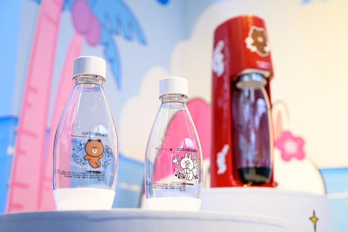 LINE FRIENDS氣泡水機爆萌！「熊大兔兔機+專用水瓶」必收，還有全台最大4公尺高氣泡水機可拍