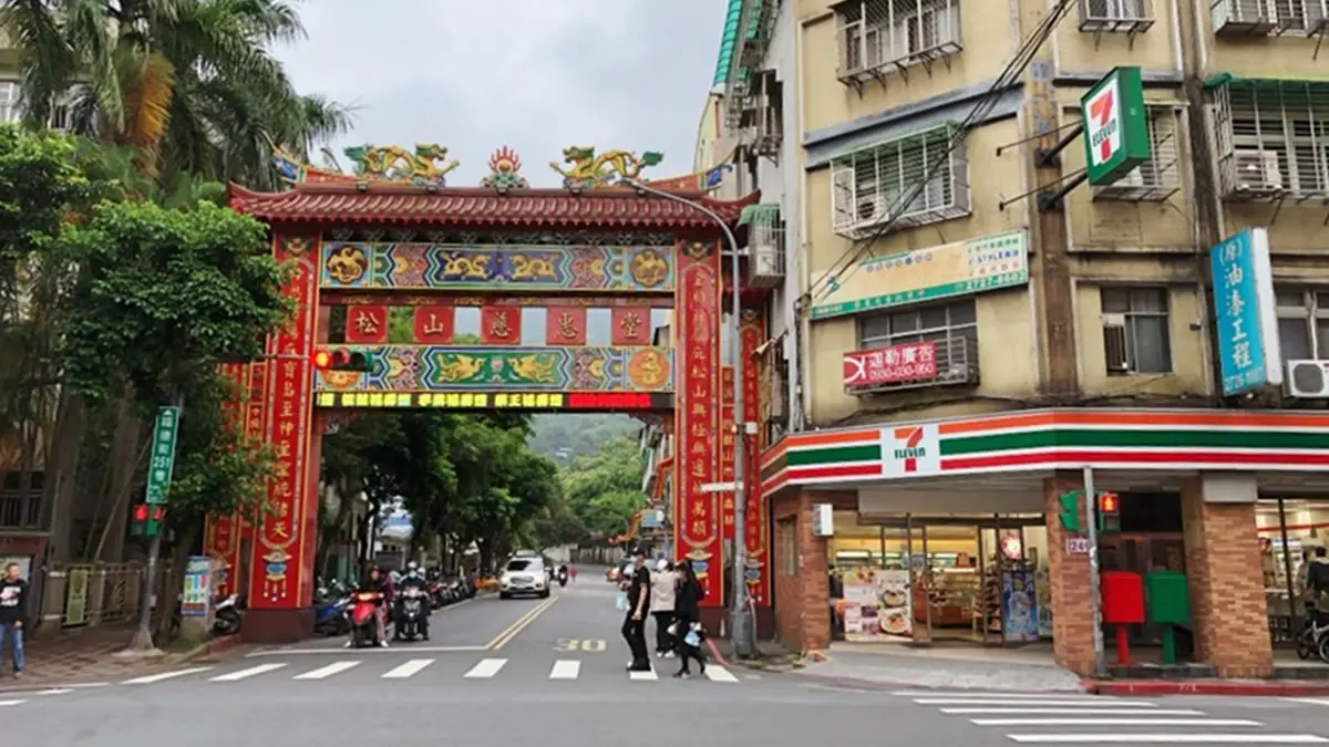 台北打卡祕境！超好走親山步道遠眺101，必拍偽出國加州風椰子林