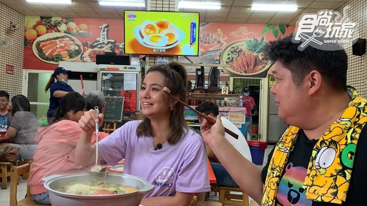 《食尚玩家》嗨逛東港夜市！哈孝遠為美食不顧痛風，莎莎大喊什麼都想買