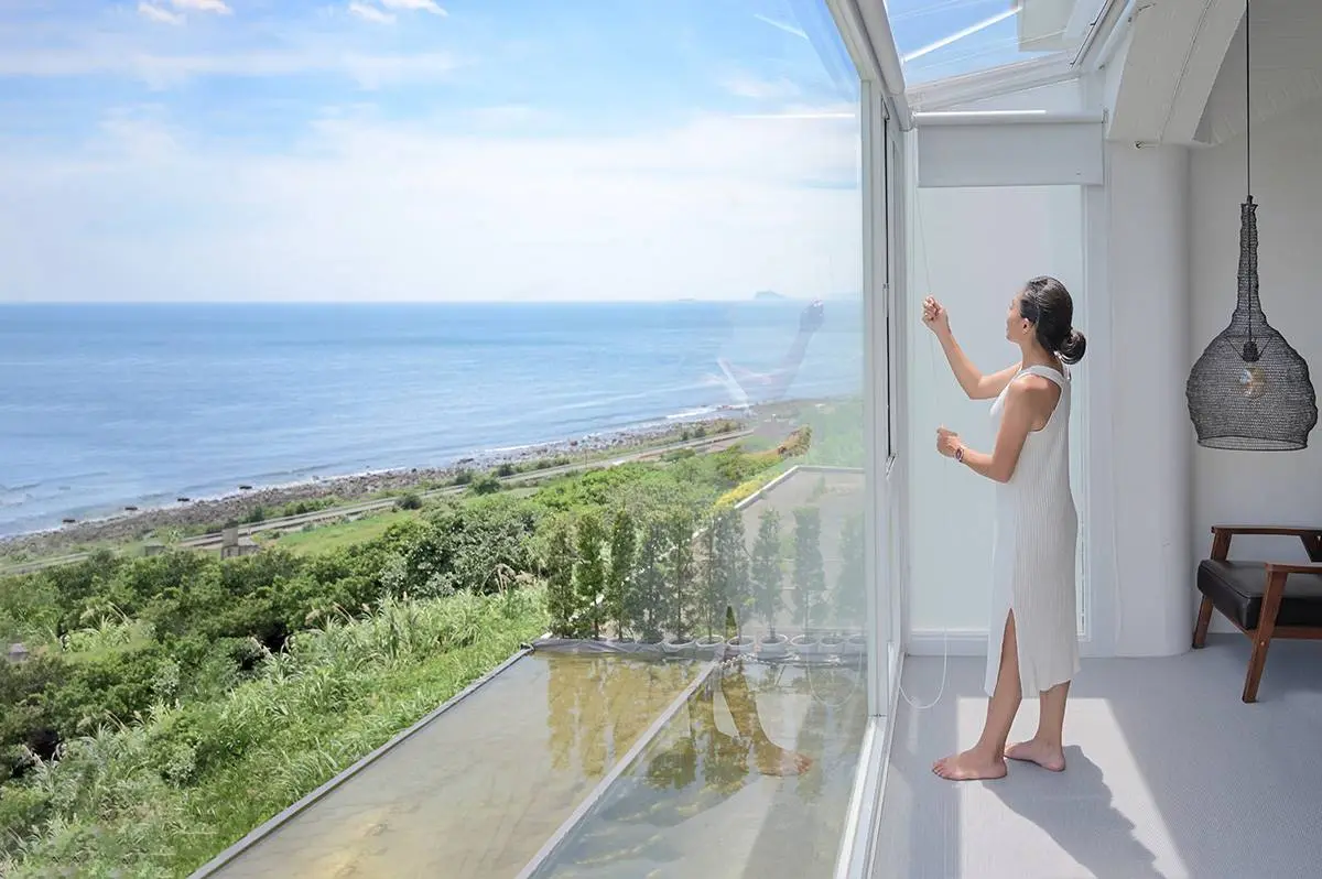 宛如置身地中海！金山純白民宿享180度遼闊海景，智慧系統輕鬆入住超隱密