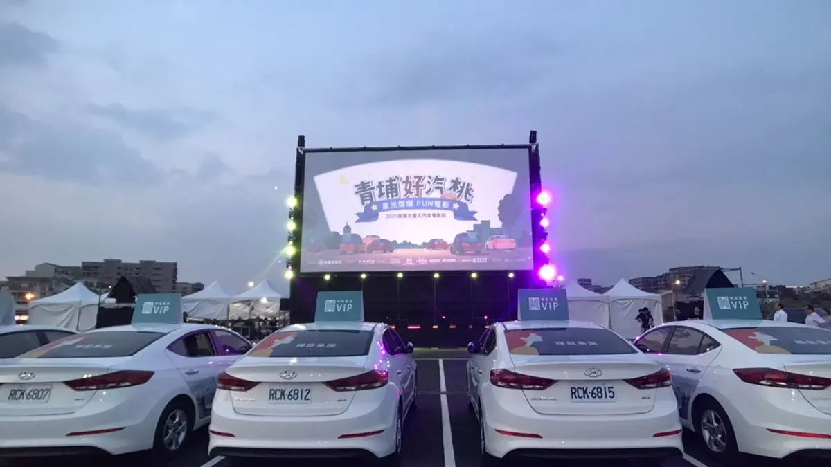 躺著爽爽看電影！全球首創「50萬元電動床」＋OSIM按摩椅，還有汽車露天活動