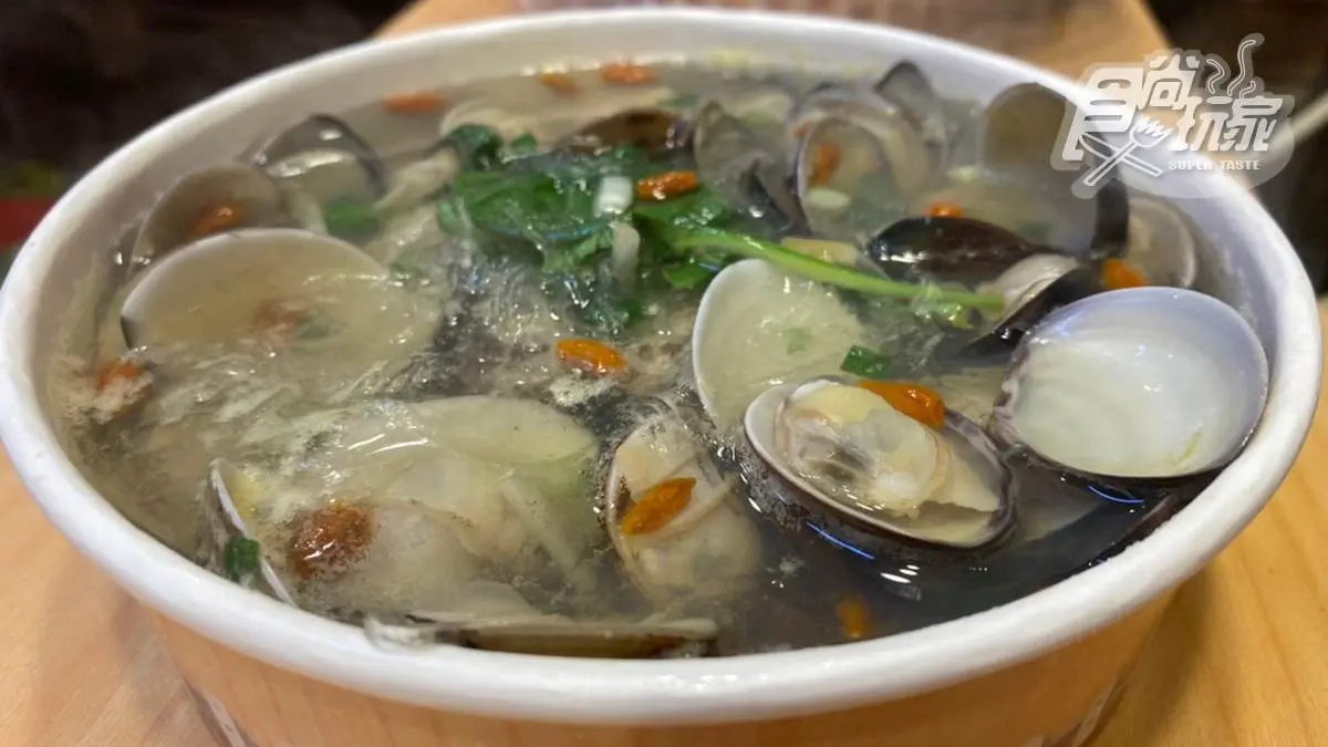 高CP值夜市海鮮攤！肥美生蠔10顆120元，枸杞蛤蜊湯還能免費加冬粉