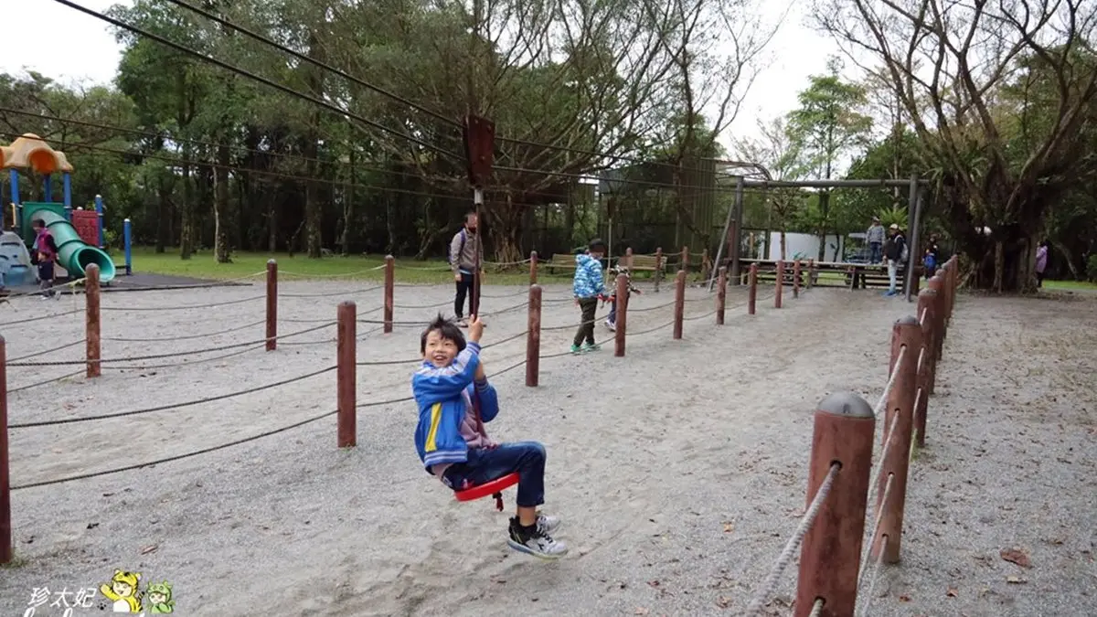 【全台20個親子動物農場】超可愛動物朋友集合啦！羊駝、狐獴、小鴨、毛兔、萌萌豬，還有斑比陪賽跑