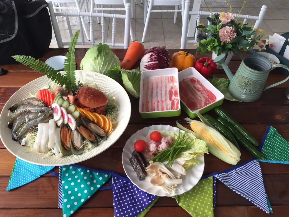 全包式懶人露營又來了！台中「向海那漾」有泳池、草地、沙灘，帳篷裡還有獨立衛浴