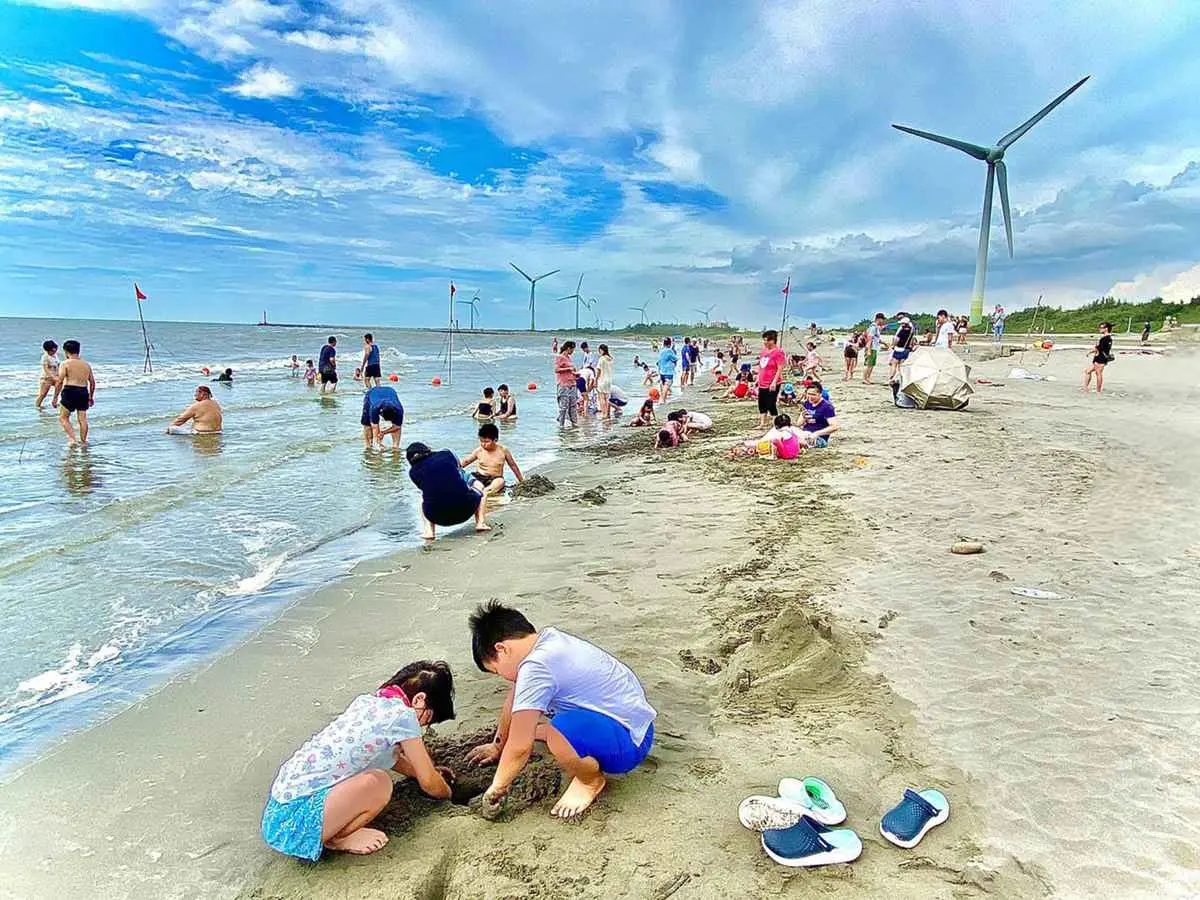 全包式懶人露營又來了！台中「向海那漾」有泳池、草地、沙灘，帳篷裡還有獨立衛浴