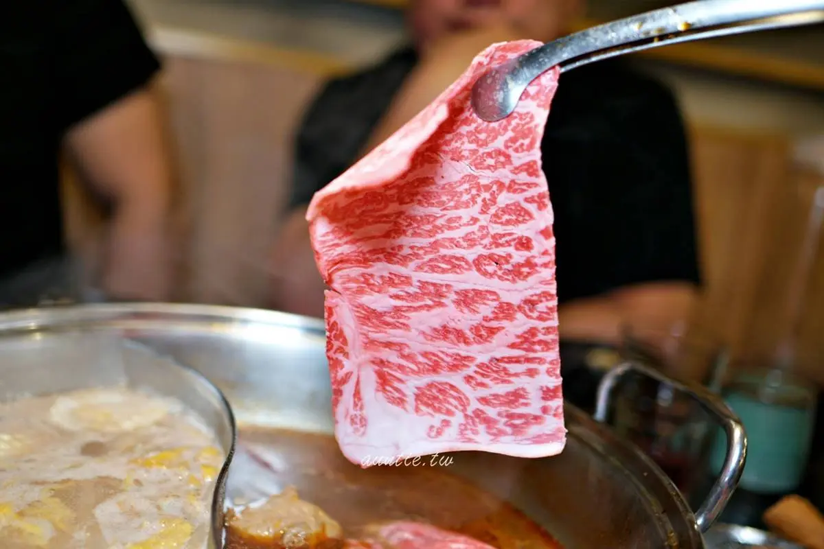 不用再排美食街！青埔3間必吃火鍋：獨門酸菜湯、肉肉聯合國、港口直送海鮮