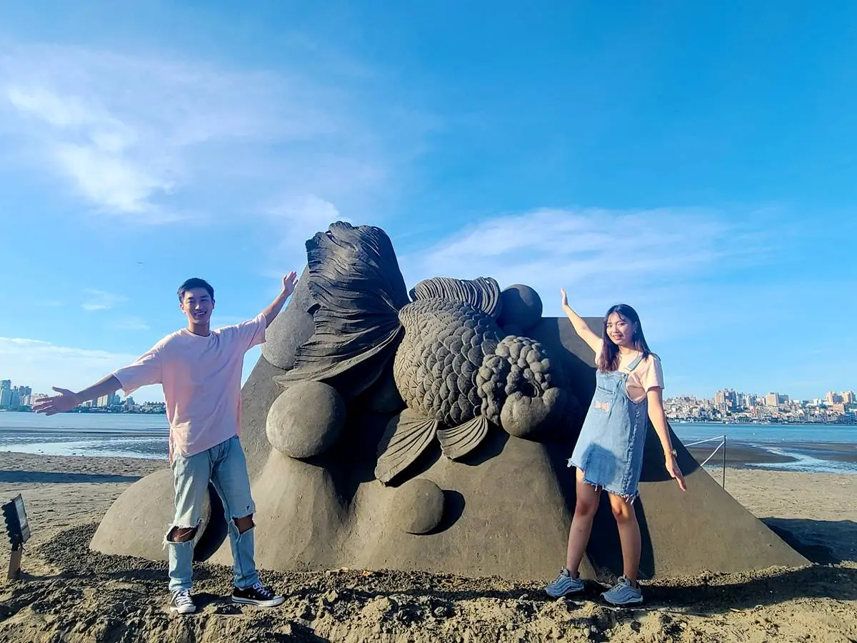 網美集合了！八里光雕噴泉太夢幻，情侶指定必拍「玫瑰戒指環」、浪漫沙雕