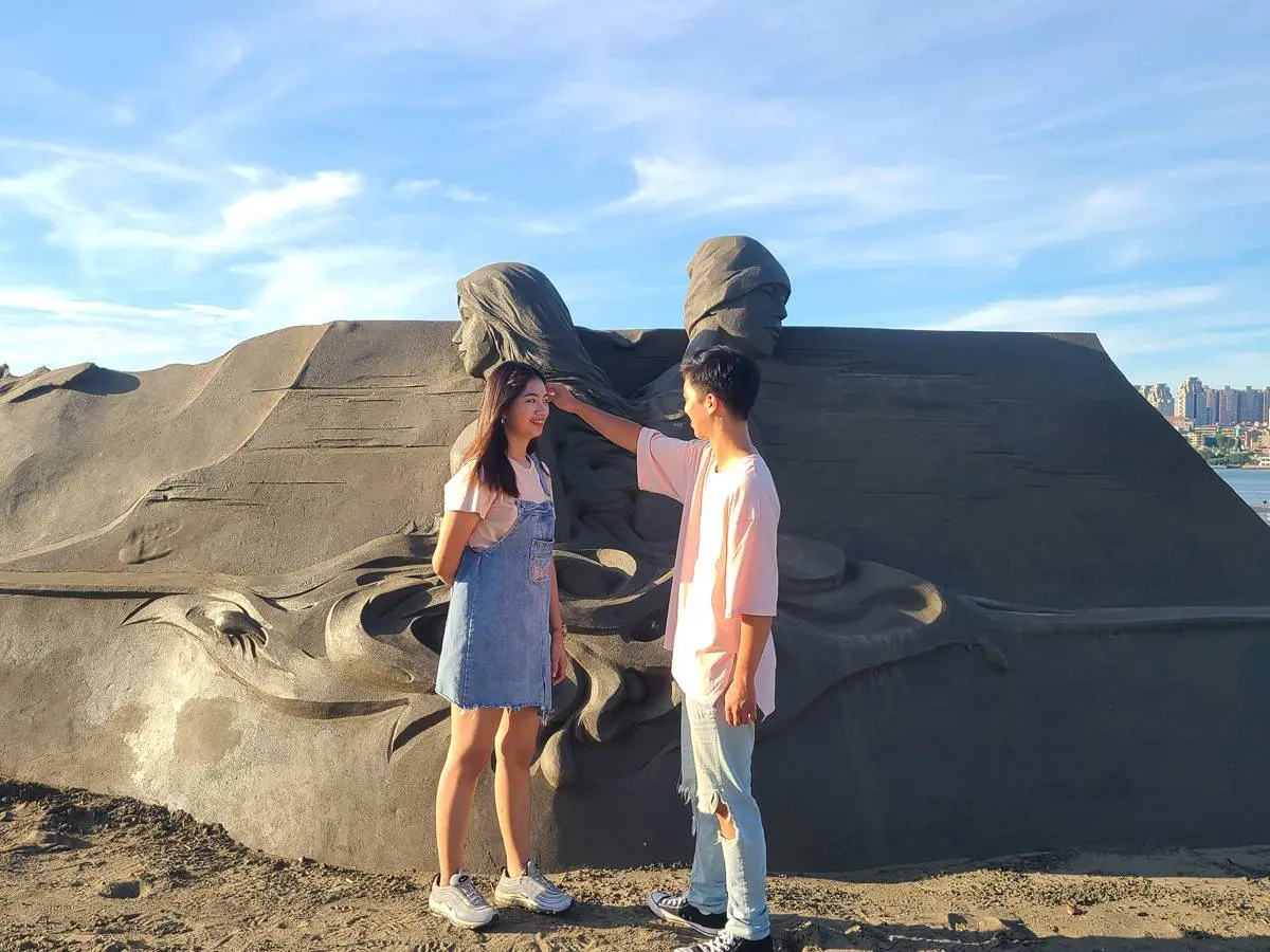 網美集合了！八里光雕噴泉太夢幻，情侶指定必拍「玫瑰戒指環」、浪漫沙雕