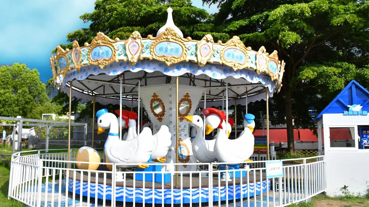 暴紅「旋轉木鵝」免門票親子樂園有新玩法，泡泡SPA、手搖船清涼一下