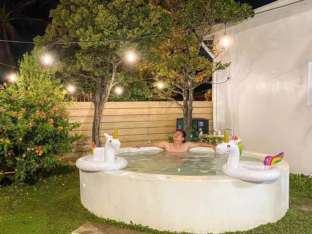 不出國也超Chill！墾丁純白系民宿泡露天SPA，還能體驗窯烤披薩DIY