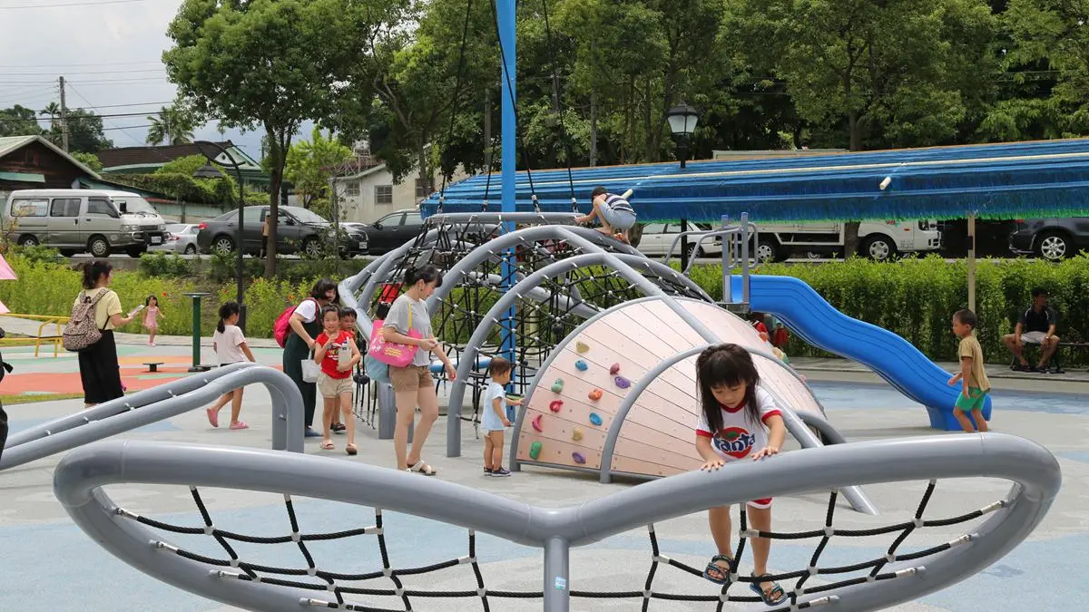  免費玩水囉！竹崎親水公園重新開放，小孩瘋玩鯨魚溜滑梯、大沙坑