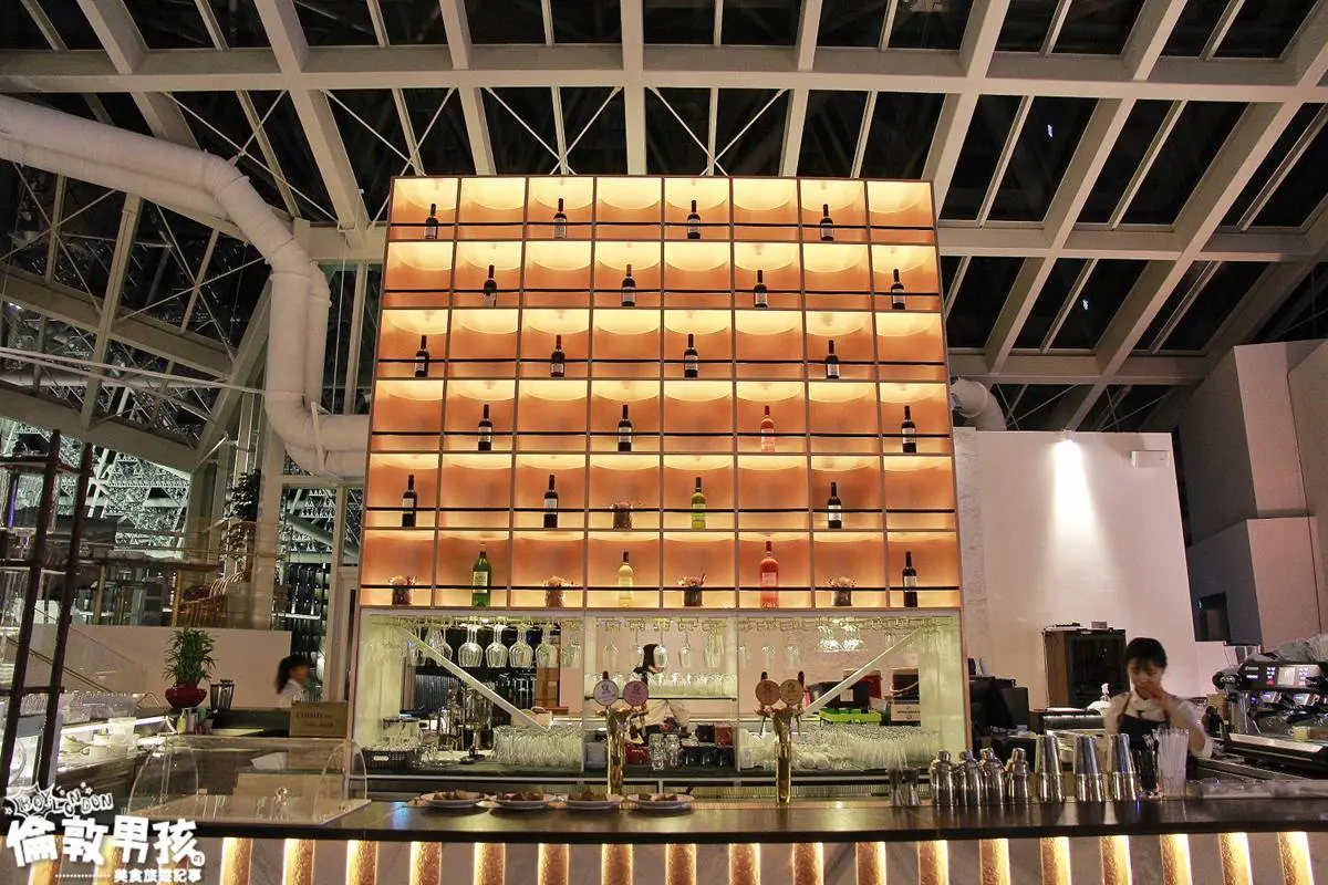 台南最美玻璃屋餐廳！碎形屋頂、氣派酒櫃都好拍，必點爐烤牛肋眼