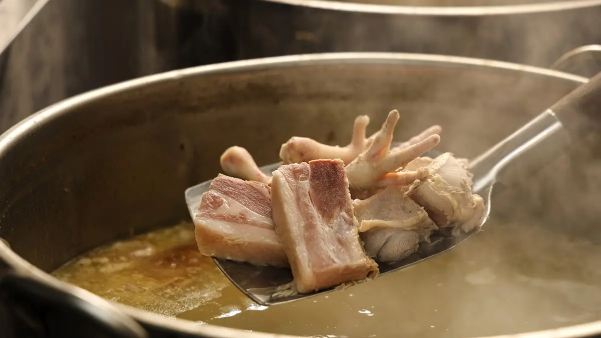 好狂!全新港式「肥牛火鍋」推香菜皮蛋+老火湯底,再祭買一送一 好狂!全新港式「肥牛火鍋」推香菜皮蛋+老火湯底,再祭買一送一