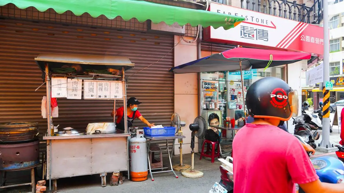 沒招牌「10元肉圓」一賣30年!台南銅板小吃佛心價,四神湯僅20元 沒招牌「10元肉圓」一賣30年!台南銅板小吃佛心價,四神湯僅20元