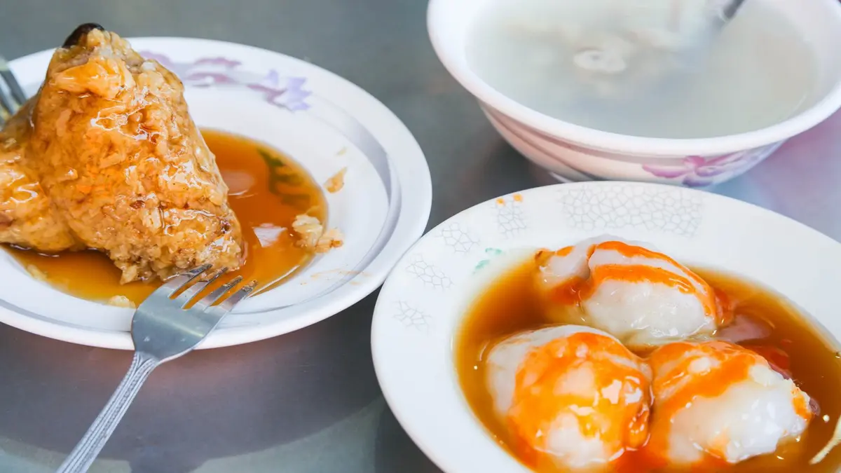 沒招牌「10元肉圓」一賣30年!台南銅板小吃佛心價,四神湯僅20元 沒招牌「10元肉圓」一賣30年!台南銅板小吃佛心價,四神湯僅20元