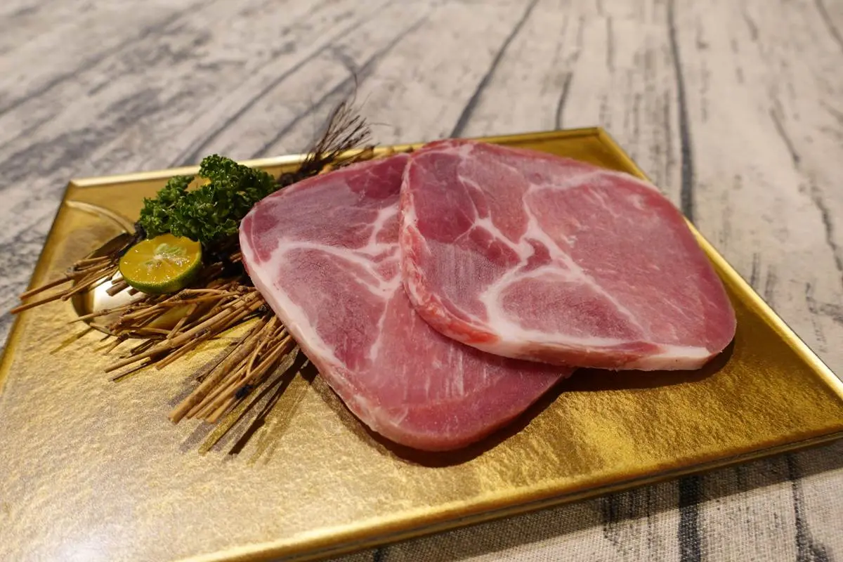 人愈多肉肉送愈多！和牛吃到飽「金洹苑」推新品伊比利豬、牛小排，限時送1公斤「牛肉禮盒」