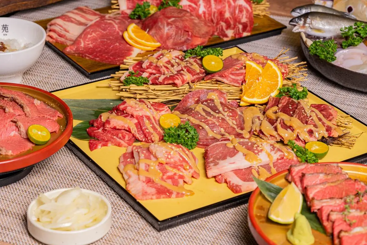 人愈多肉肉送愈多！和牛吃到飽「金洹苑」推新品伊比利豬、牛小排，限時送1公斤「牛肉禮盒」