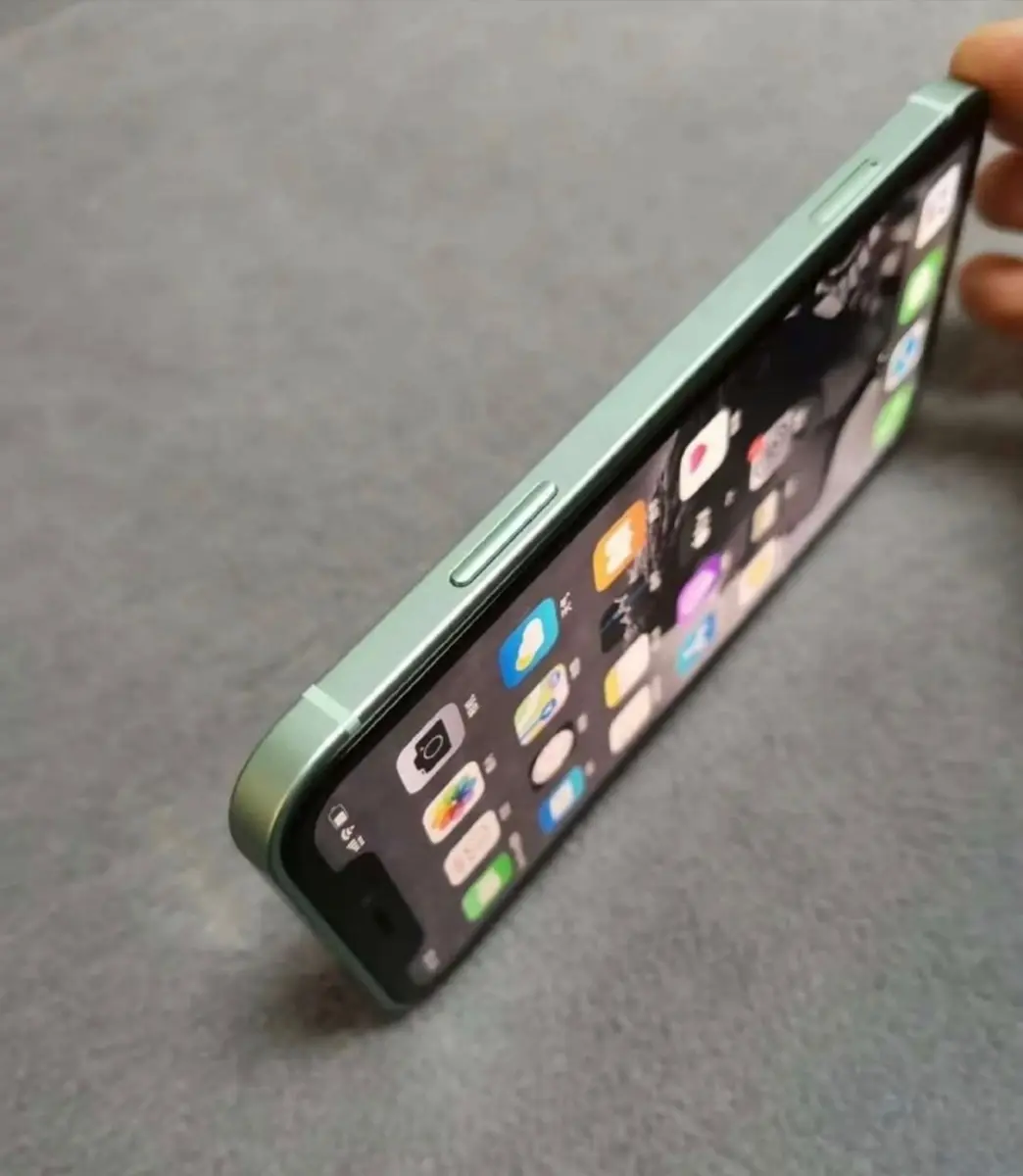 iPhone 12竟有超美「湖水綠」配色！瀏海沒剪掉，但這「機型」看來比較小
