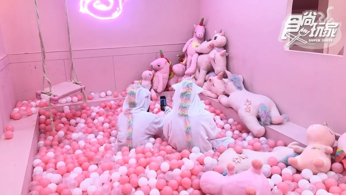 【新開店】少女心大噴發!超粉嫩「獨角獸咖啡廳」:夢幻球池、電視牆、電話亭先拍 【新開店】少女心大噴發!超粉嫩「獨角獸咖啡廳」:夢幻球池、電視牆、電話亭先拍