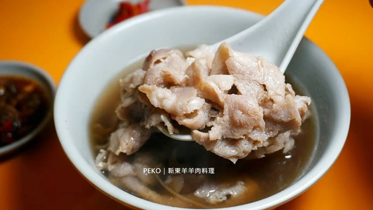 多到像座山！濱江市場旁巨無霸羊肉炒麵只要90元，搭配獨門辣醬更對味